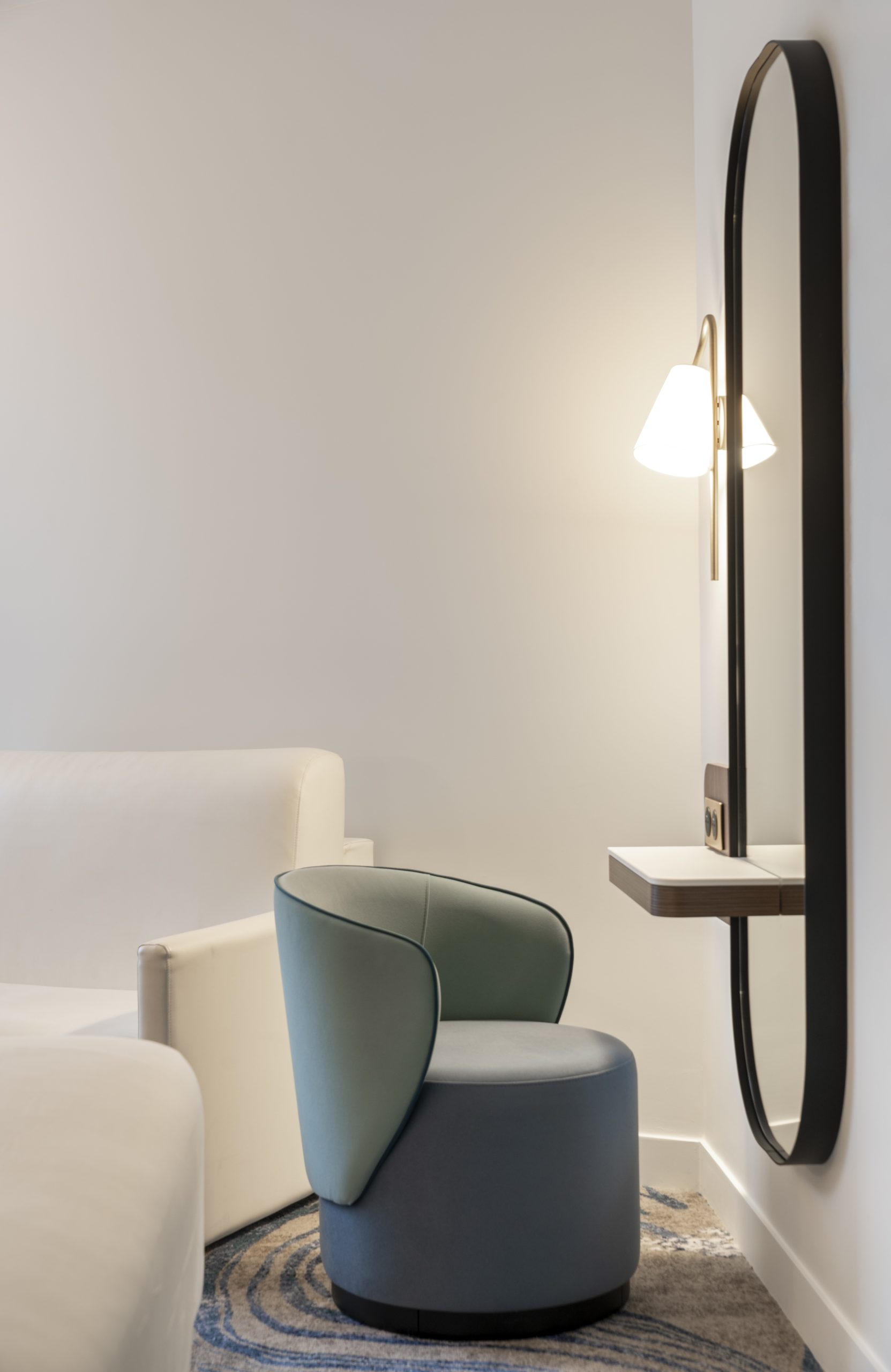 Chambre d’hôtel rénovée avec mobilier uniforme