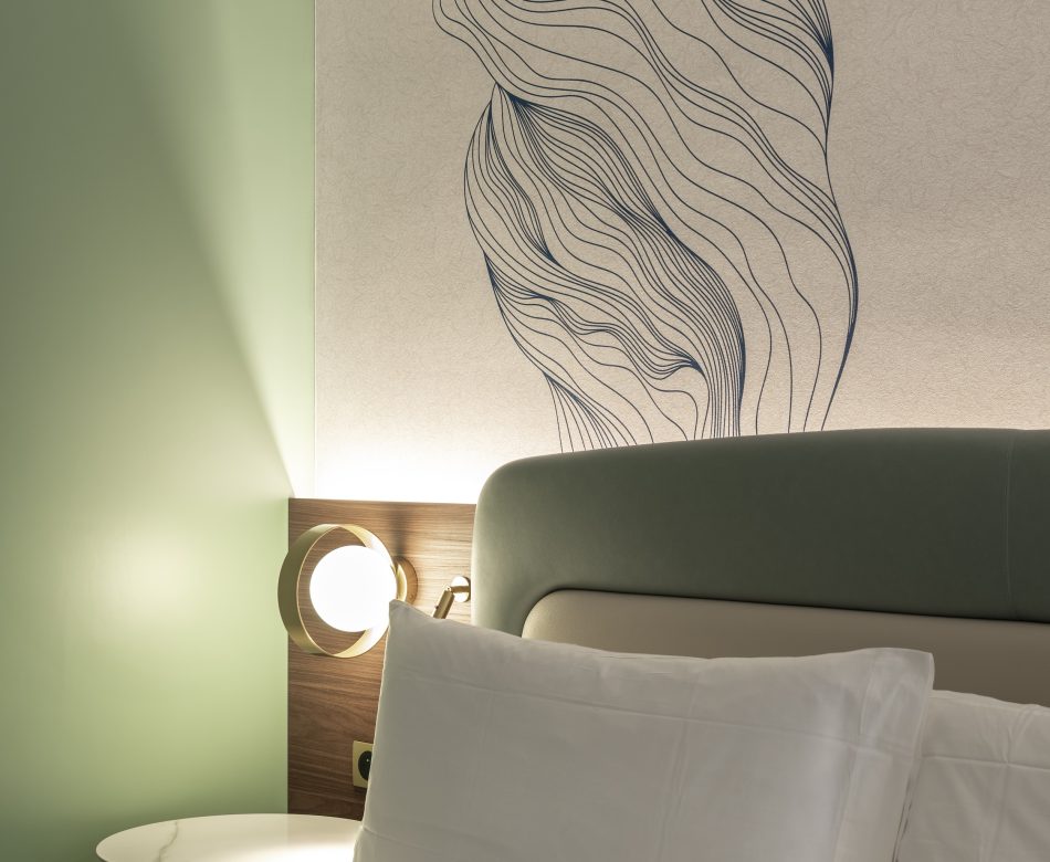 Chambre d’hôtel rénovée prête à accueillir des clients