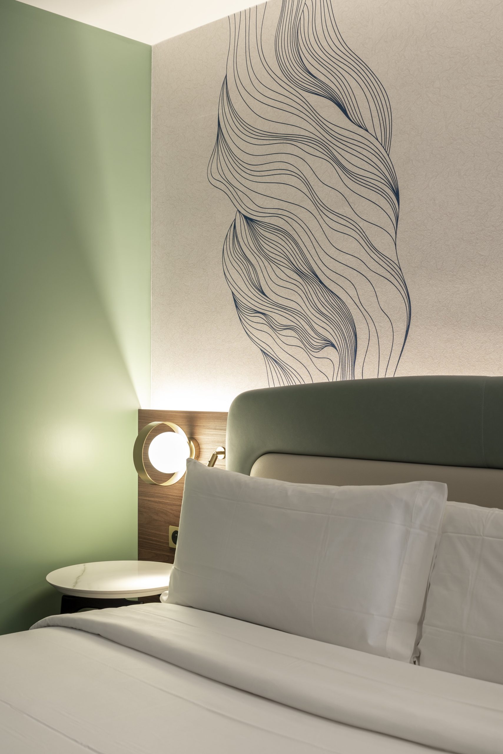 Chambre d’hôtel rénovée prête à accueillir des clients