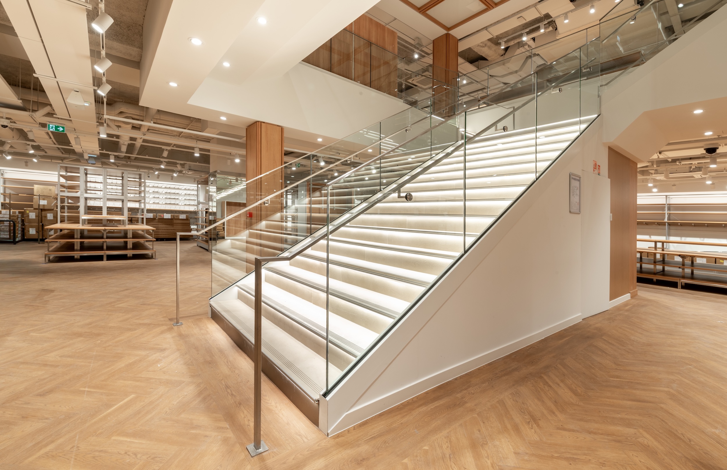 Realisation Uniqlo Paris L2a Agencement 8