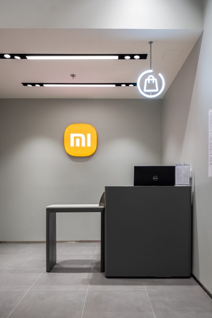 Boutique Xiaomi Villeneuve-la-Garenne avec tables de présentation, linéaires produits et mobilier sur mesure