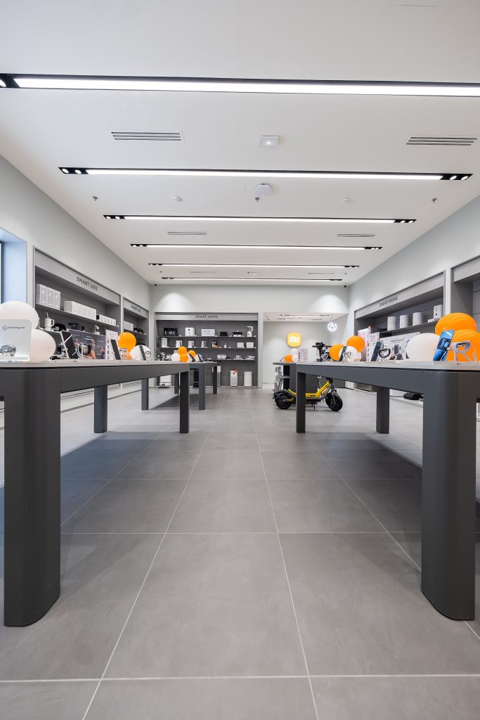 Boutique Xiaomi Qwartz aménagée par L2A Agencement avec mobilier sur mesure et concept international