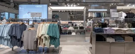 Intérieur de la boutique Célio Westfield Vélizy avec mobilier retail, collections homme et femme et nouveau concept Flagship 3.0