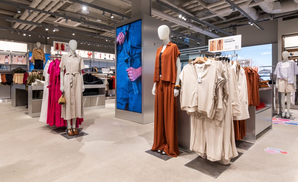 Détail du mobilier et des finitions dans la boutique Célio Westfield Vélizy réalisée par L2A Agencement