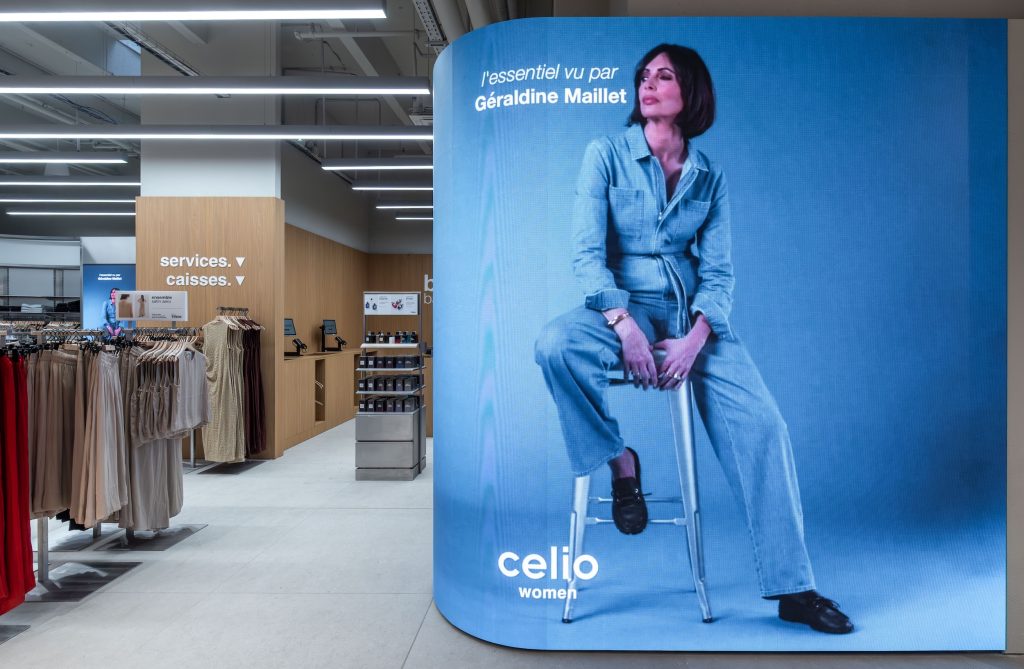 Espace de vente Célio Westfield Vélizy avec collections homme et femme, mobilier de présentation et éclairage intégré