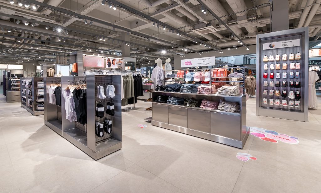 Collections Célio présentées dans la boutique Westfield Vélizy avec mobilier retail et éclairage magasin