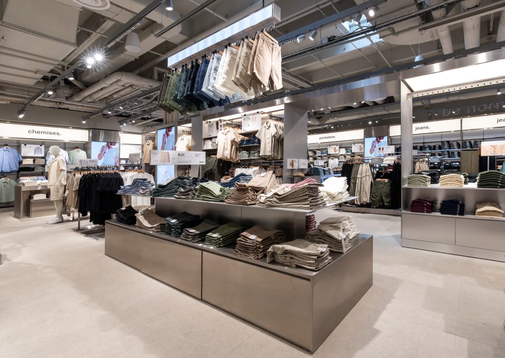 Espace caisse de la boutique Célio Westfield Vélizy avec comptoir, mobilier retail et signalétique de marque