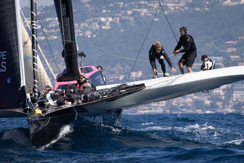 Trimaran Lazare à l'eau avec ses équipes