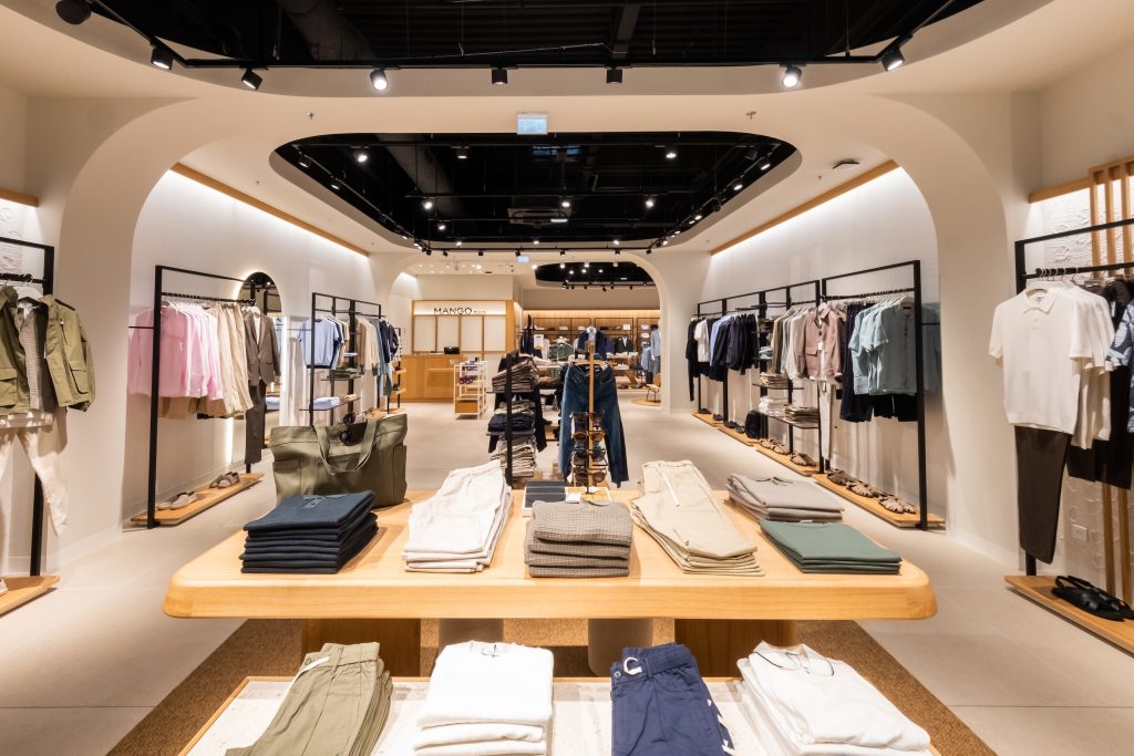 Vue intérieure de la boutique Mango New Med avec agencement réalisé par L2A Agencement
