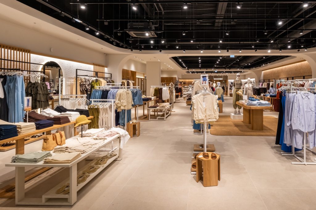 Perspective intérieure de la boutique Mango New Med aménagée par L2A Agencement