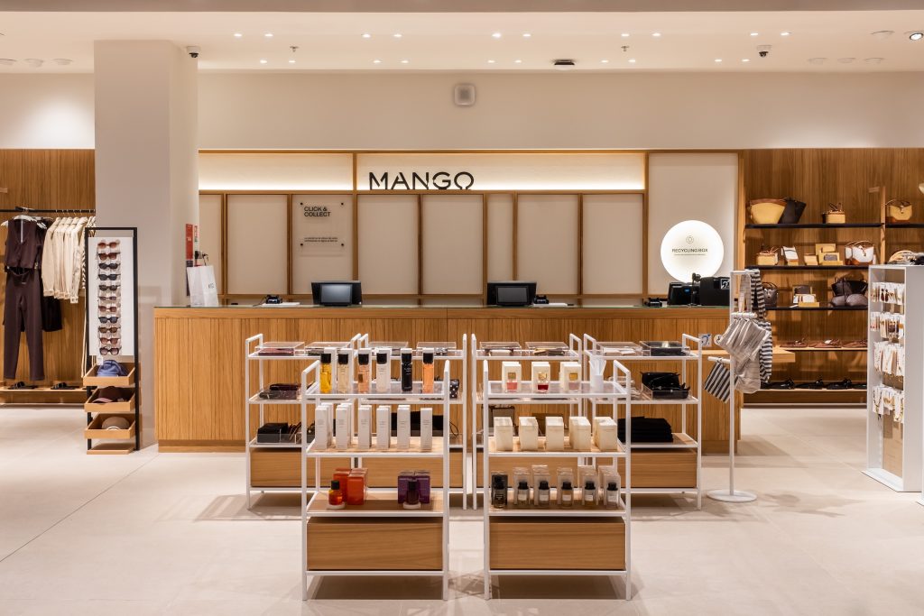 Mobilier retail sur mesure fabriqué et installé par L2A Agencement pour la boutique Mango