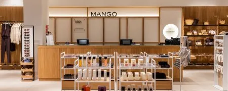 Mobilier retail sur mesure fabriqué et installé par L2A Agencement pour la boutique Mango