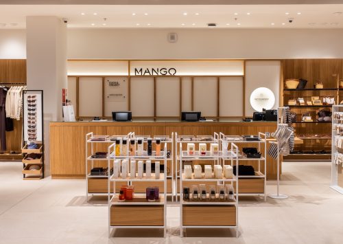 Mobilier retail sur mesure fabriqué et installé par L2A Agencement pour la boutique Mango