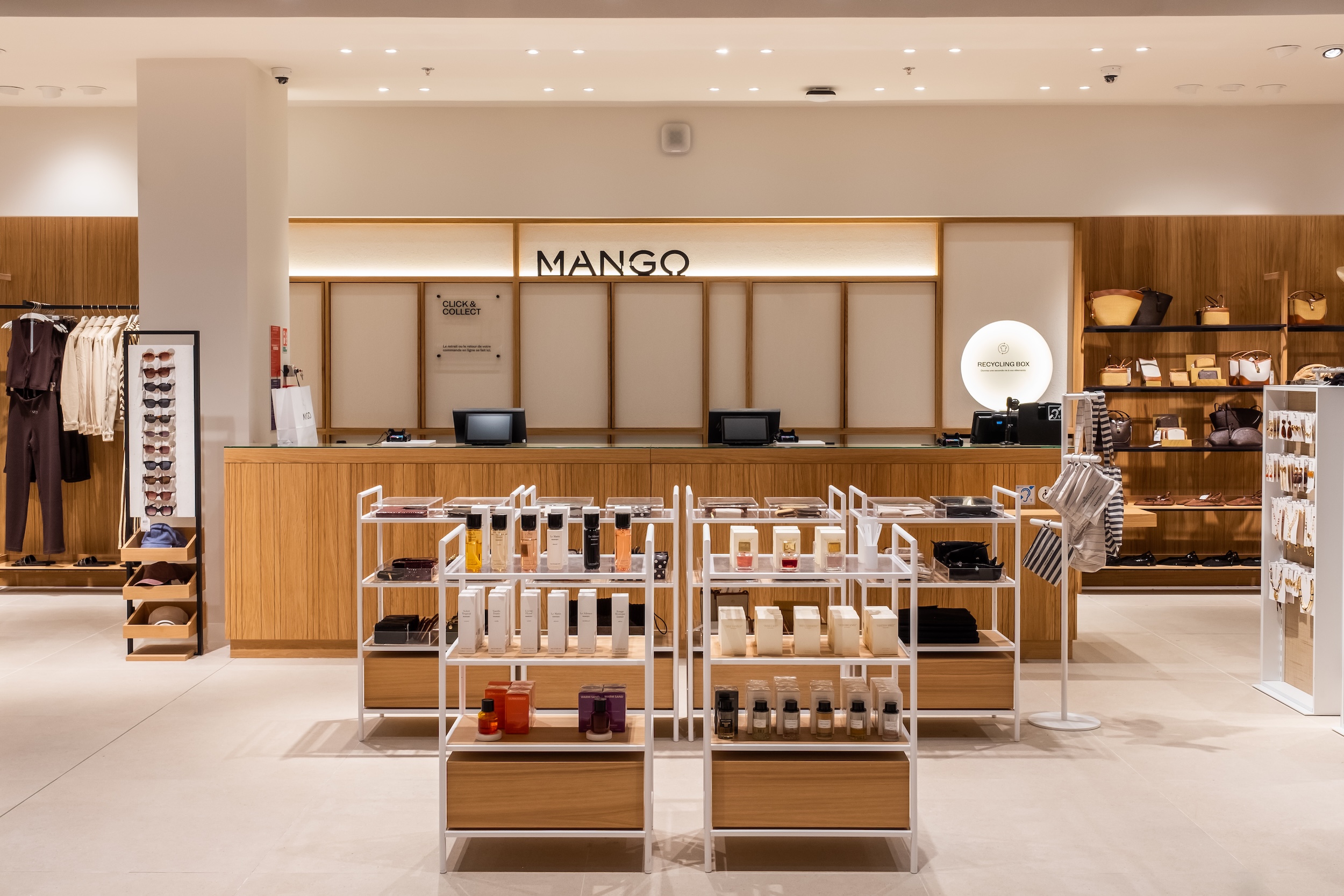 Mobilier retail sur mesure fabriqué et installé par L2A Agencement pour la boutique Mango
