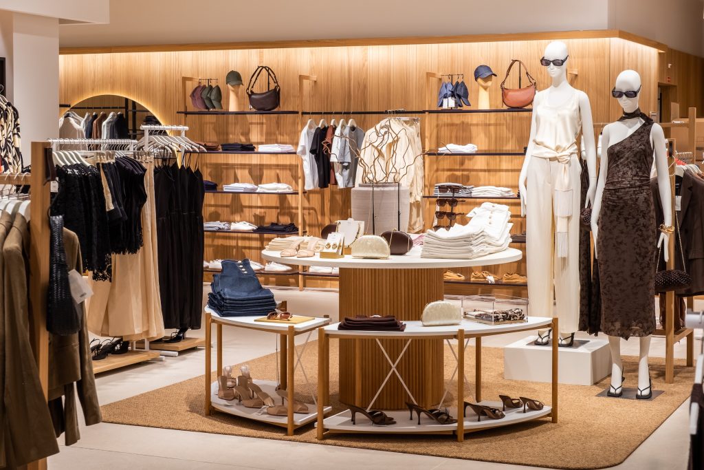 Revêtements muraux bois installés par L2A Agencement dans la boutique Mango Carré Sénart