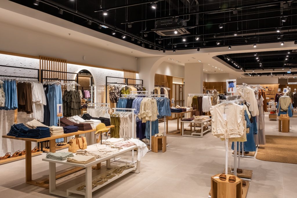 Déploiement du concept retail New Med dans la boutique Mango Carré Sénart
