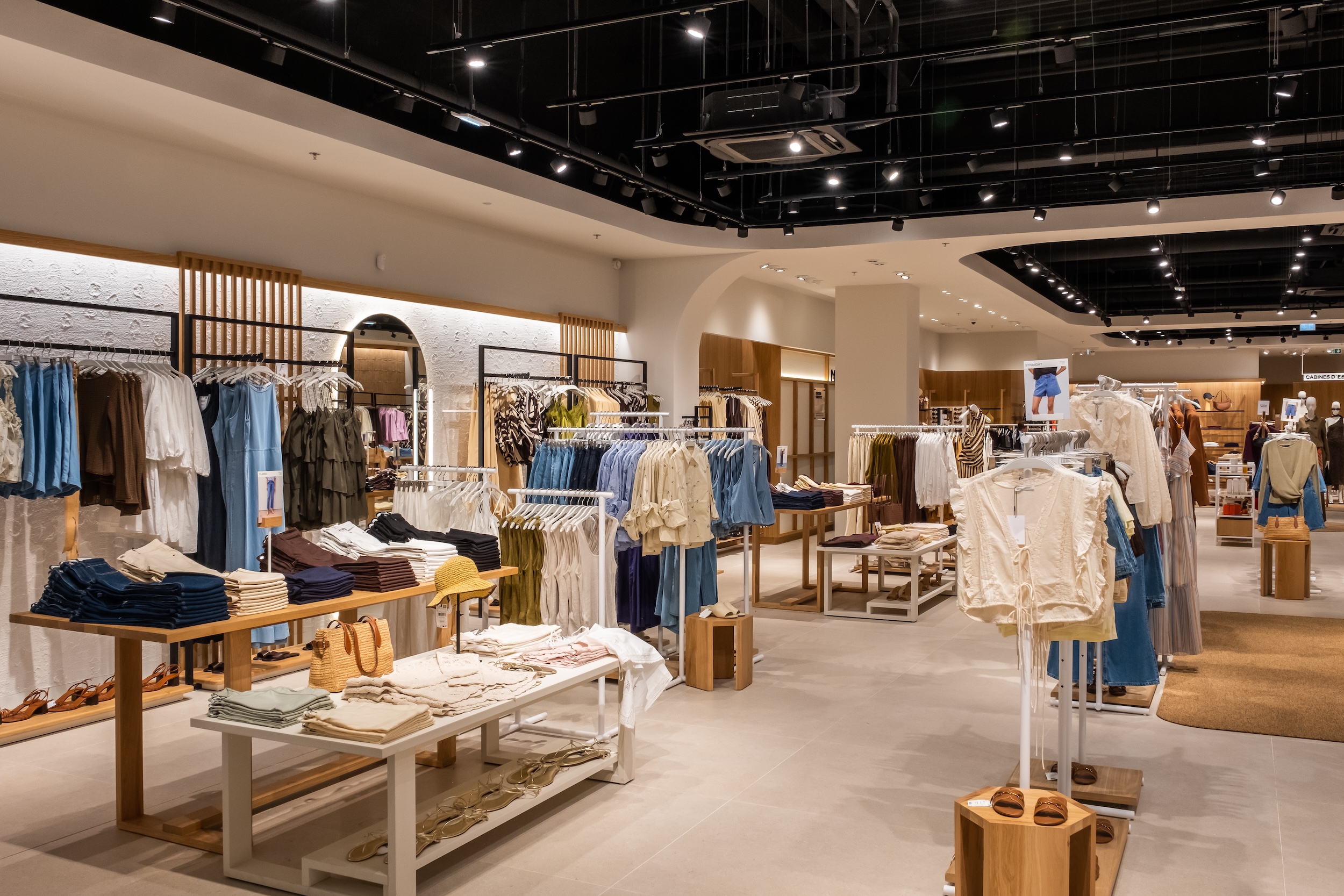 Déploiement du concept retail New Med dans la boutique Mango Carré Sénart