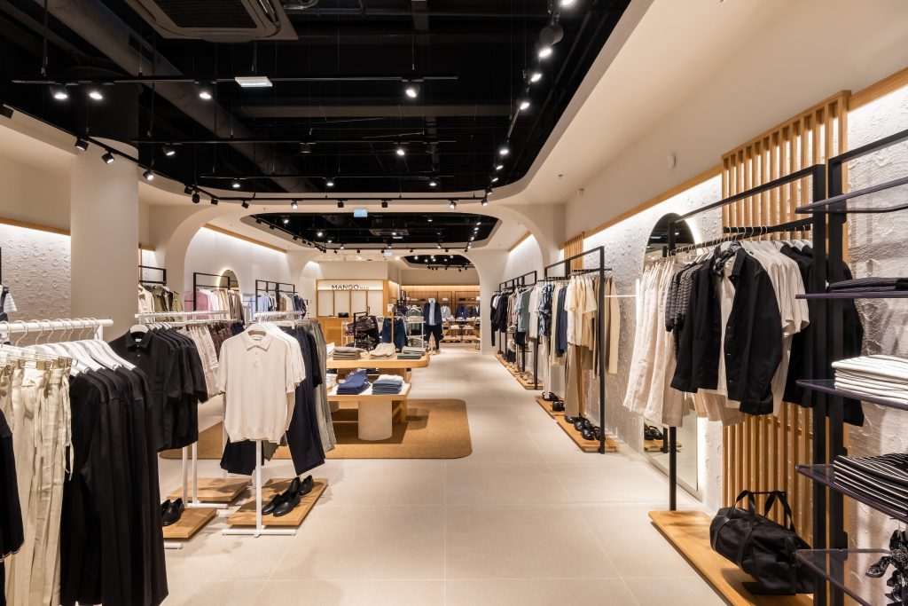 Boutique Mango Man & Woman livrée par L2A Agencement à Westfield Carré Sénart