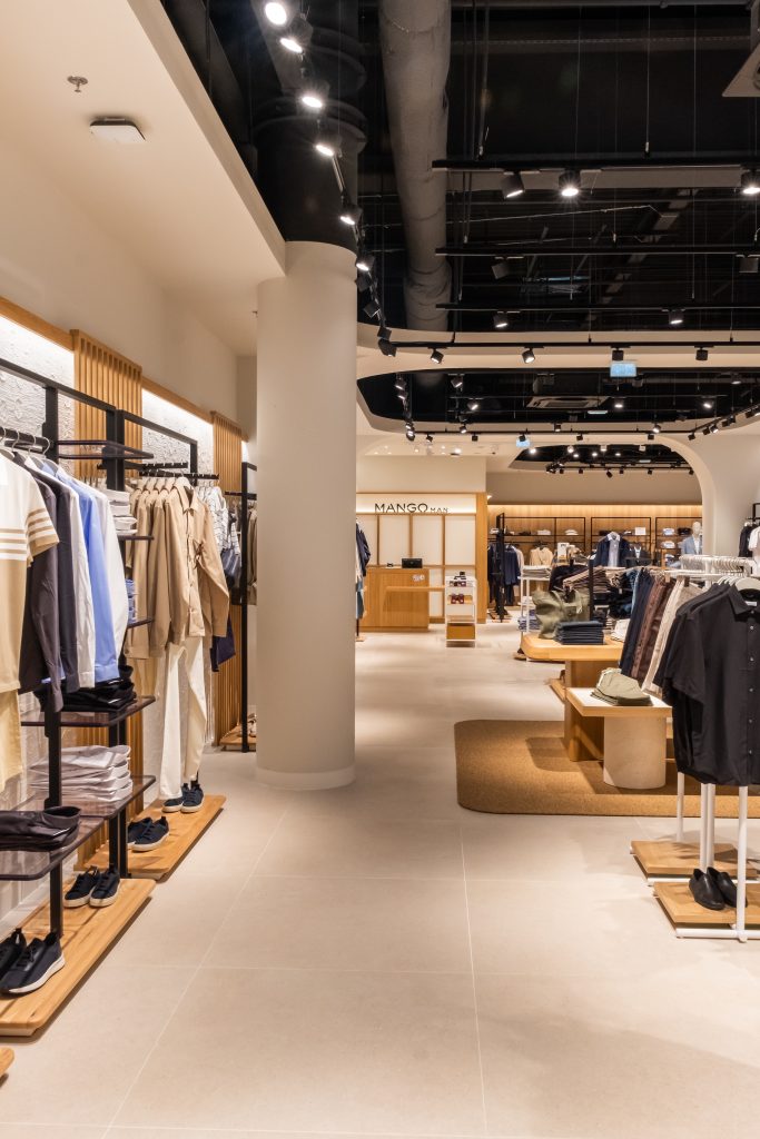 Espace prêt-à-porter de la boutique Mango aménagé par L2A Agencement