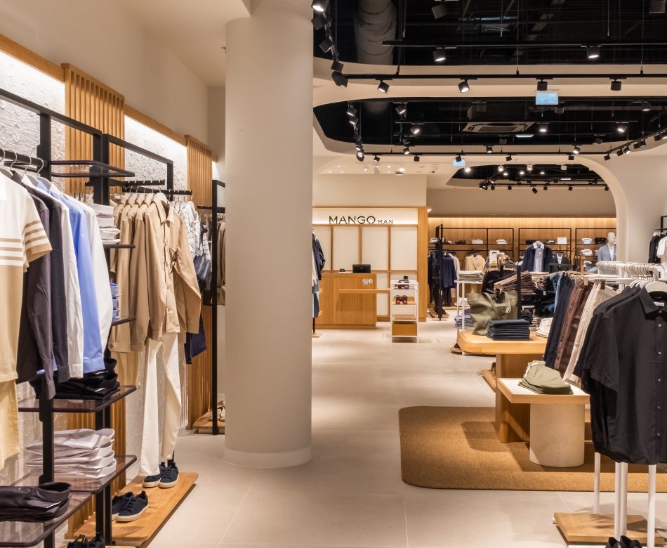 Espace prêt-à-porter de la boutique Mango aménagé par L2A Agencement