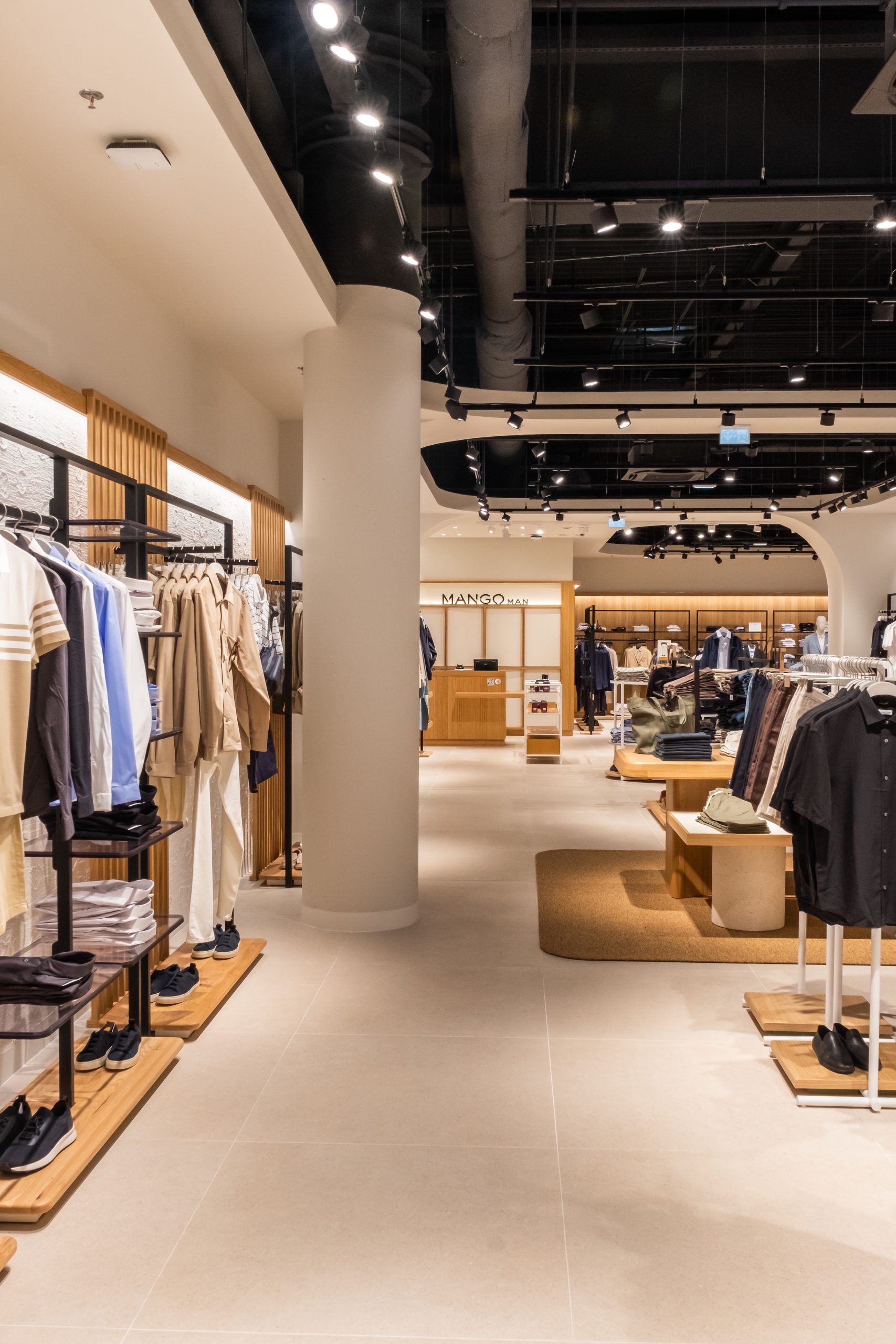 Espace prêt-à-porter de la boutique Mango aménagé par L2A Agencement