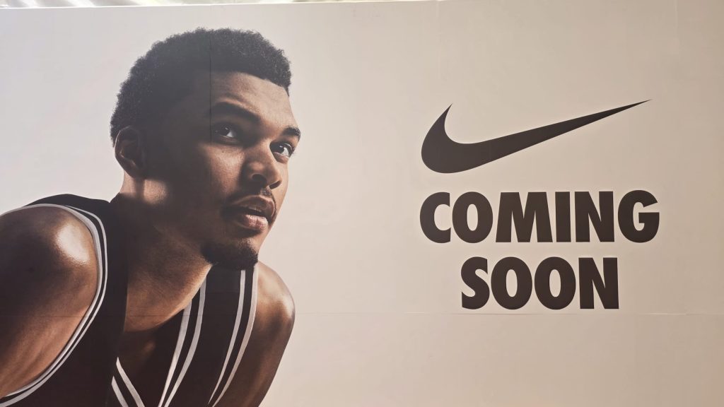 Affiche d'un joueur de sport sur la gauche accompagné du logo nike et du texte "coming soon".