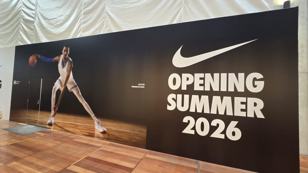 Affiche d'un joueur de basket en action accompagné du logo nike et du texte "opening summer 2026".