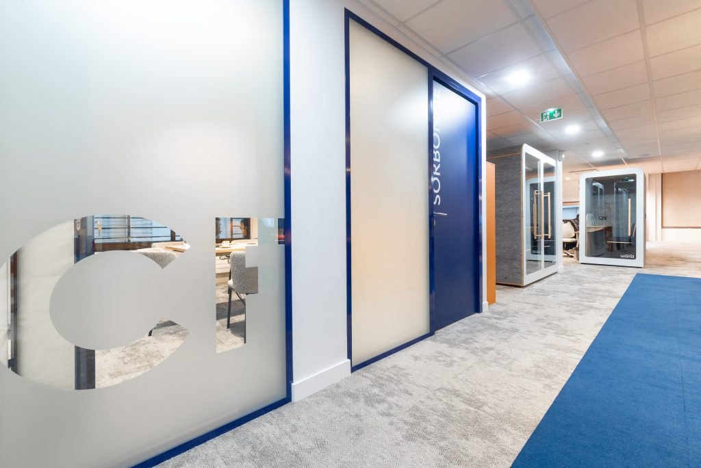 Aménagement, couloirs donnant sur les bureaux réalisés pour la Compagnie Fiduciaire à Paris