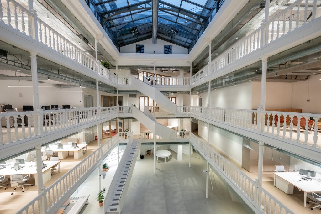 Aménagement de plusieurs bureaux intérieurs et ouverts pour Veja à Paris