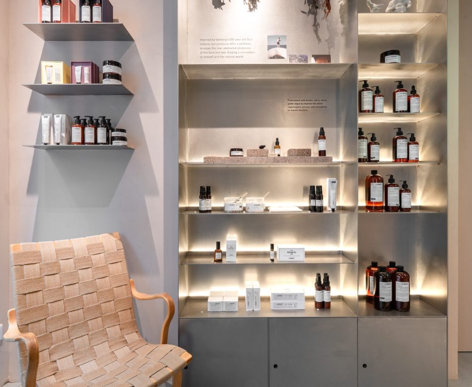 Boutique La Bruket Paris avec mobilier retail, étagères produits et ambiance naturelle