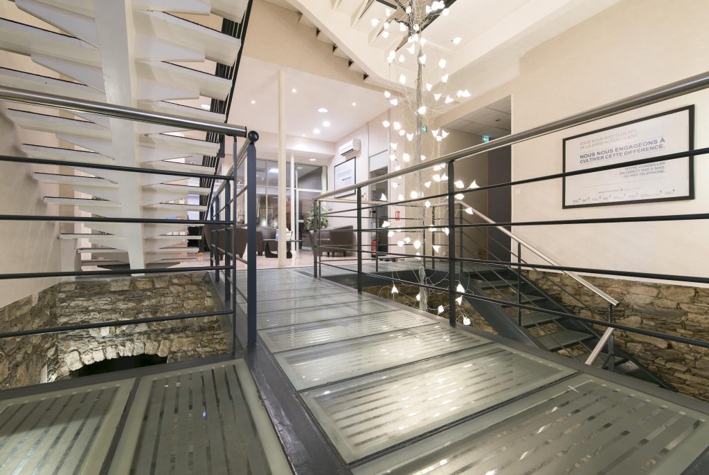 Mobilier sur mesure réalisé par L2A Agencement pour une agence Banque Tarneaud dans le Grand Ouest