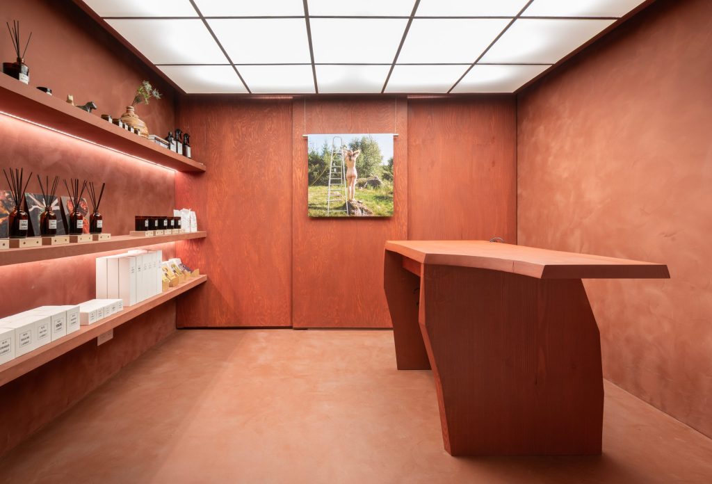 Intérieur de la boutique La Bruket Paris avec mobilier sur mesure, produits bien-être et design scandinave