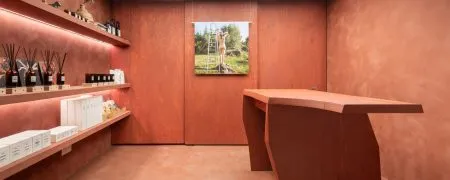 Intérieur de la boutique La Bruket Paris avec mobilier sur mesure, produits bien-être et design scandinave