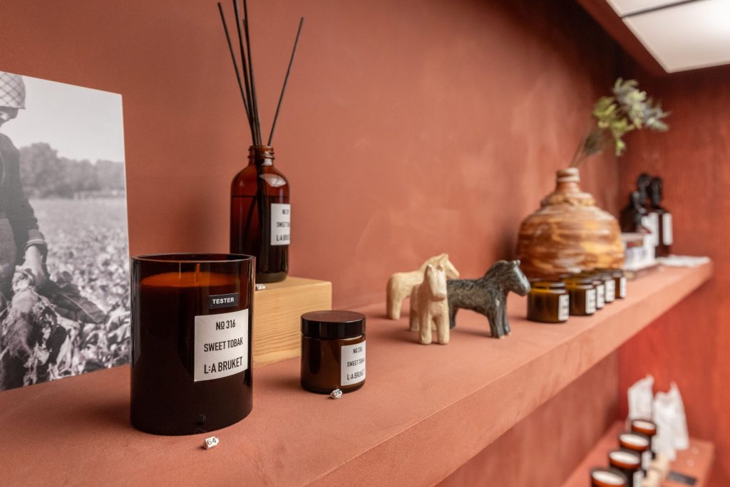 Bougies et produits La Bruket présentés dans la boutique Paris avec mobilier retail sur mesure