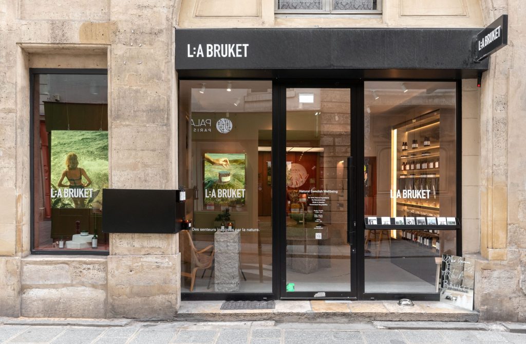 Devanture de la boutique La Bruket Paris dans le Marais avec façade commerciale et signalétique de marque