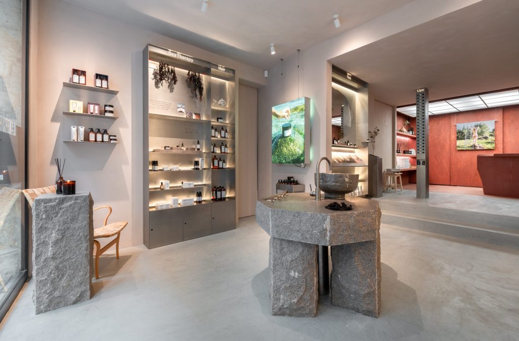 Entrée de la boutique La Bruket Paris dans le Marais avec espace retail et design scandinave
