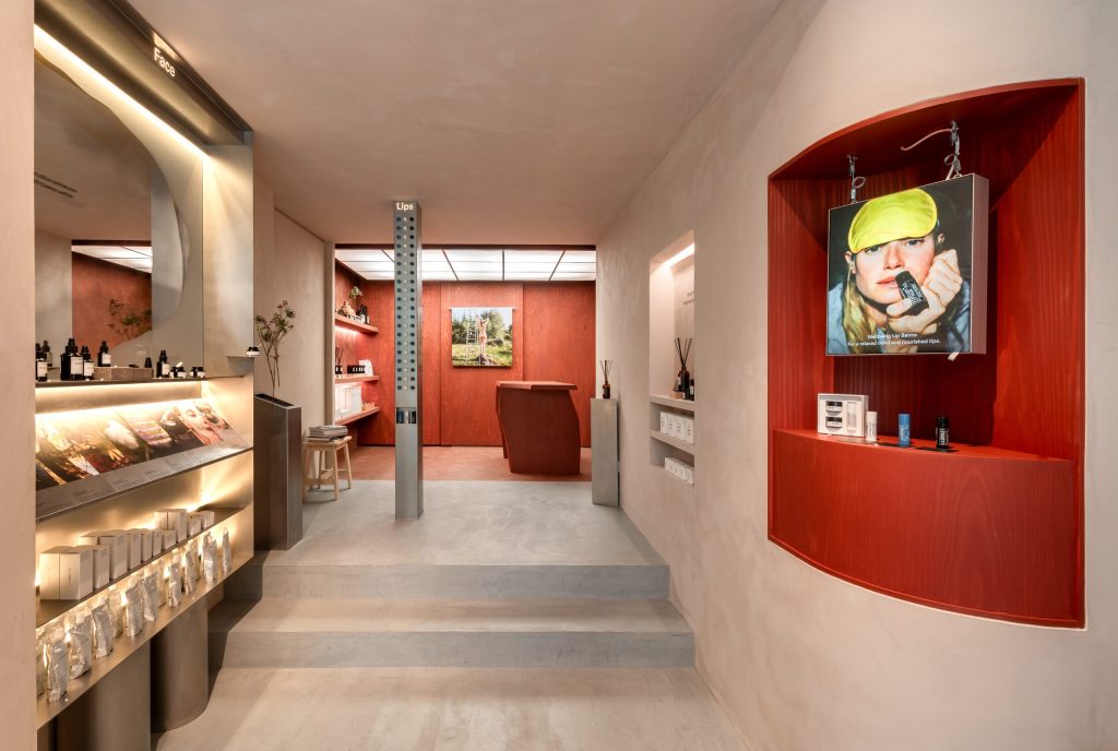 Escalier intérieur de la boutique La Bruket Paris avec finitions brutes et ambiance retail raffinée