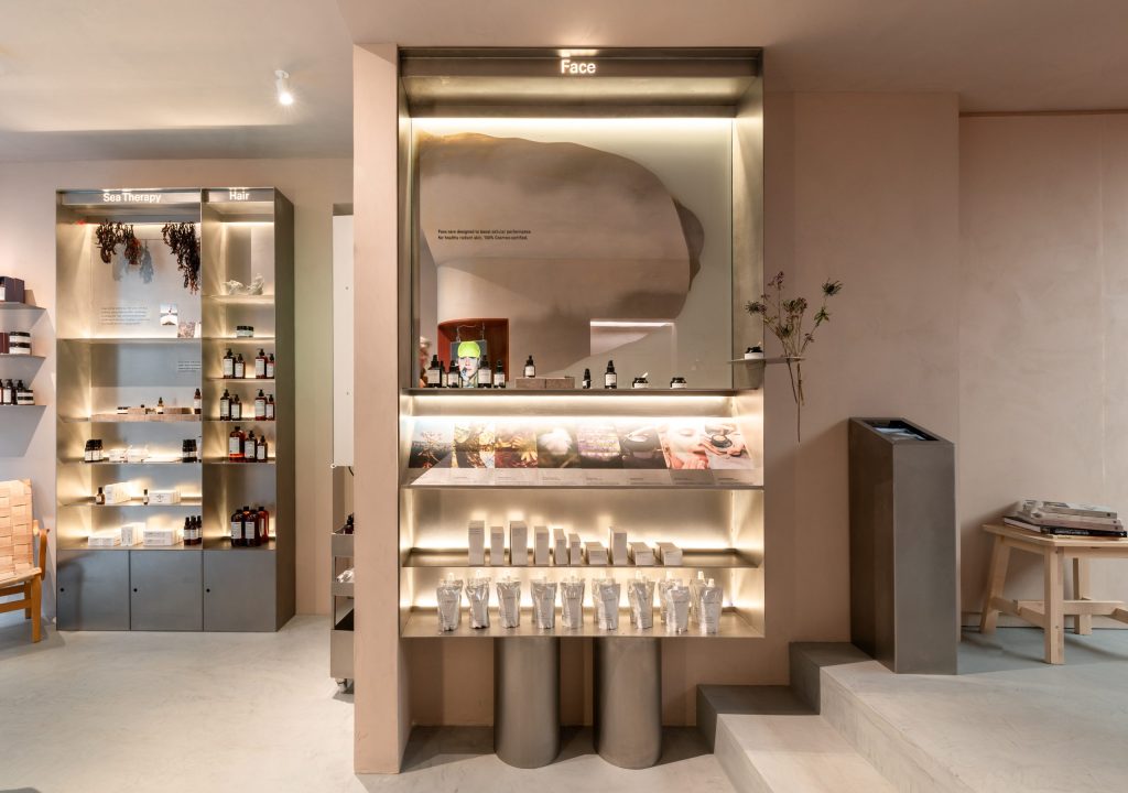 Étagères de présentation des produits La Bruket dans la boutique Paris Marais