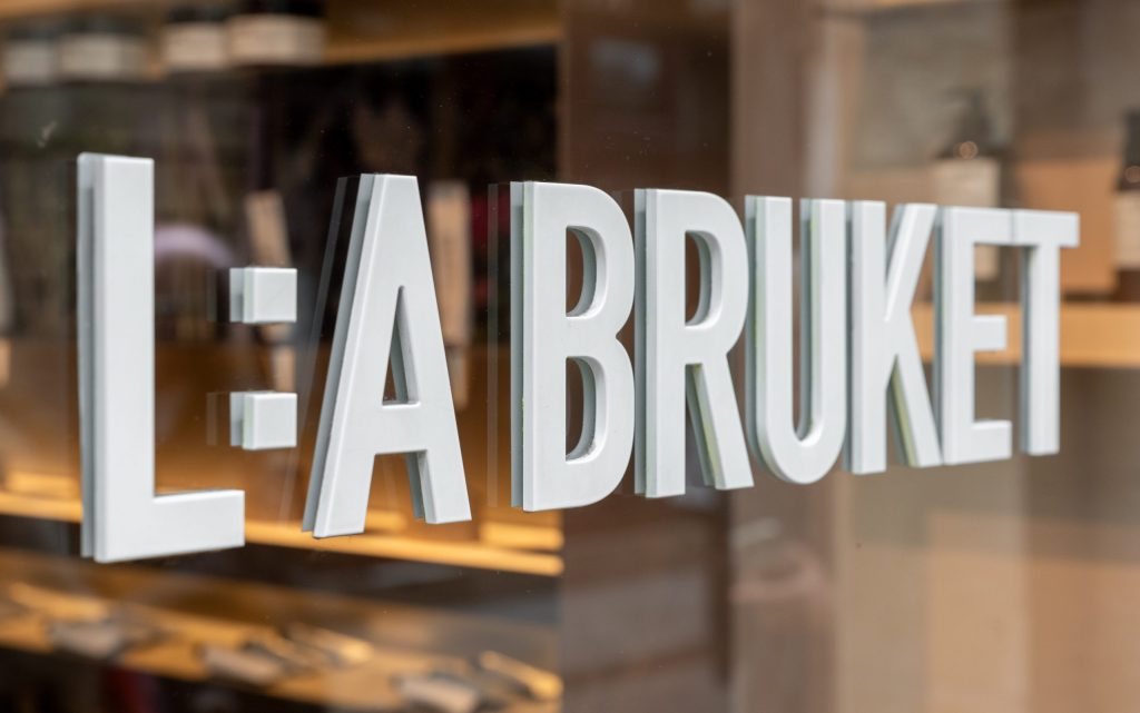 Logo mural La Bruket dans la boutique parisienne avec finitions brutes et design scandinave