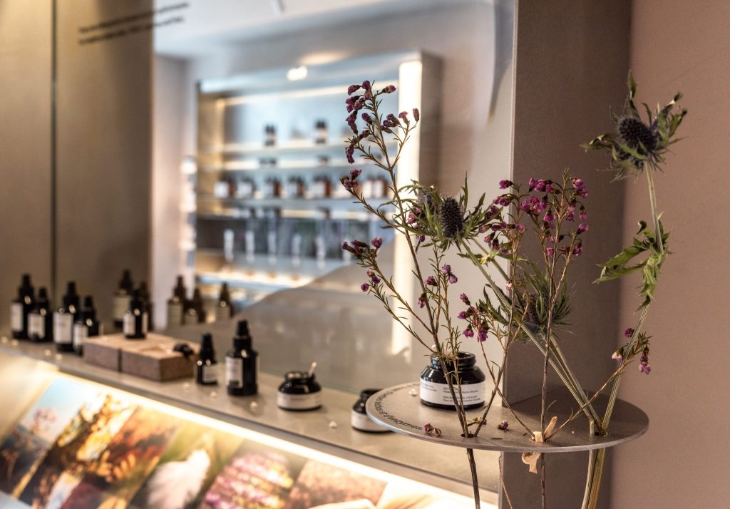 Miroir dans la boutique La Bruket Paris avec mobilier, produits cosmétiques et ambiance scandinave