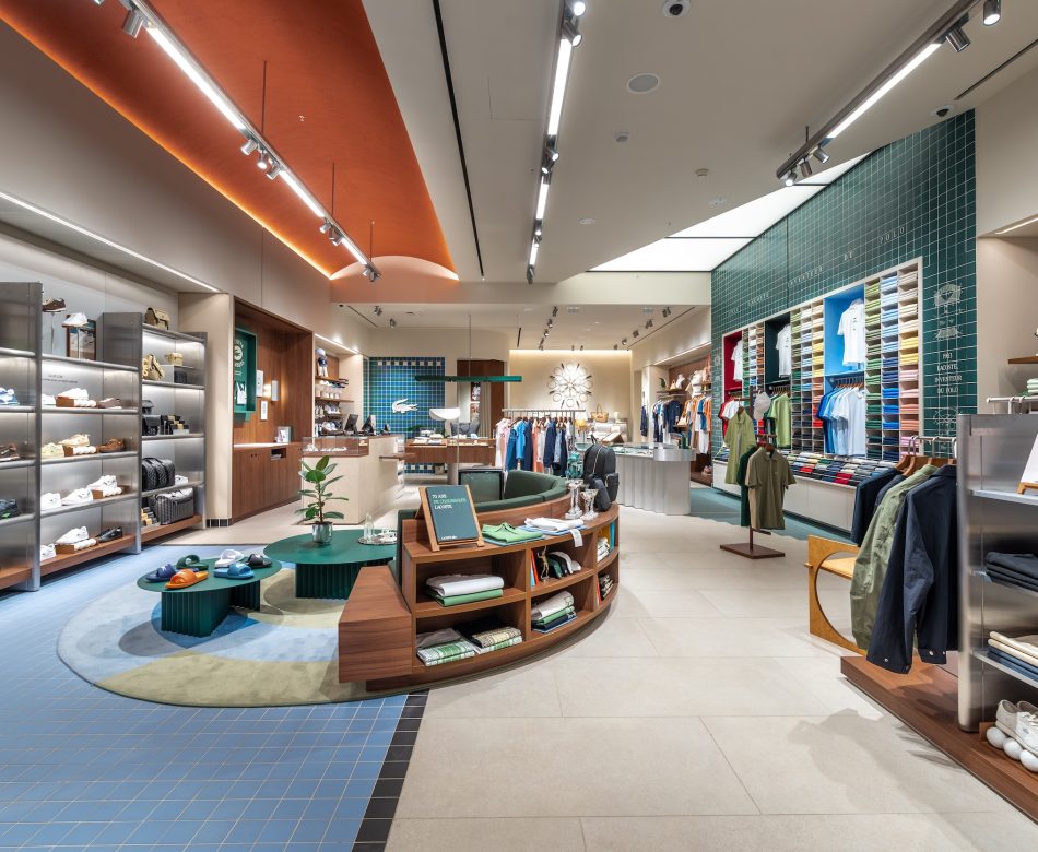 Espace intérieur de la boutique Lacoste à Nice Cap 3000 réalisée par L2a Agencement