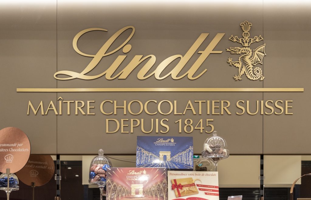 Signalétique murale Lindt maître chocolatier suisse depuis 1845 dans la boutique de Nailloux