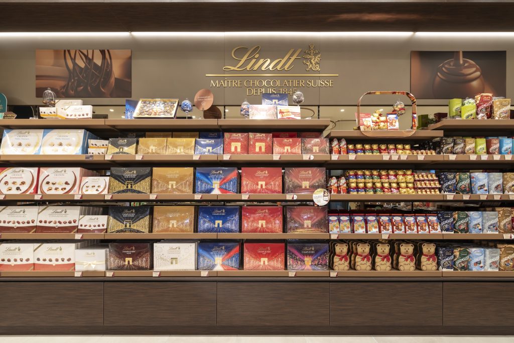 Linéaires de chocolats Lindt dans la boutique rénovée du Nailloux Outlet Village