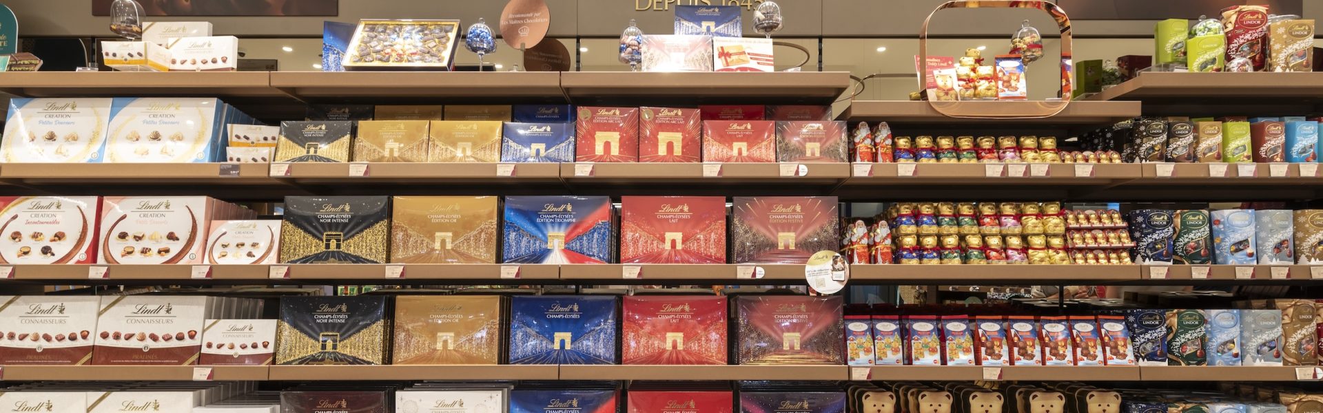 Linéaires de chocolats Lindt dans la boutique rénovée du Nailloux Outlet Village