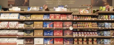 Linéaires de chocolats Lindt dans la boutique rénovée du Nailloux Outlet Village