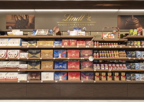 Linéaires de chocolats Lindt dans la boutique rénovée du Nailloux Outlet Village