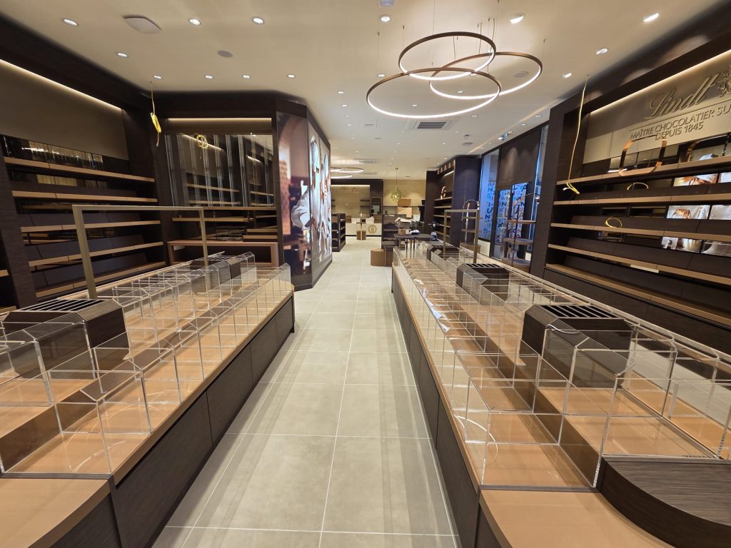 Boutique Lindt de Nailloux avant mise en rayon avec vitrines, mobilier et éclairages installés