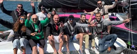 Groupe de partenaires et collaborateurs L2A Agencement à bord du trimaran Lazare à Locmiquélic