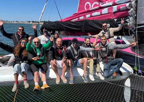 Groupe de partenaires et collaborateurs L2A Agencement à bord du trimaran Lazare à Locmiquélic
