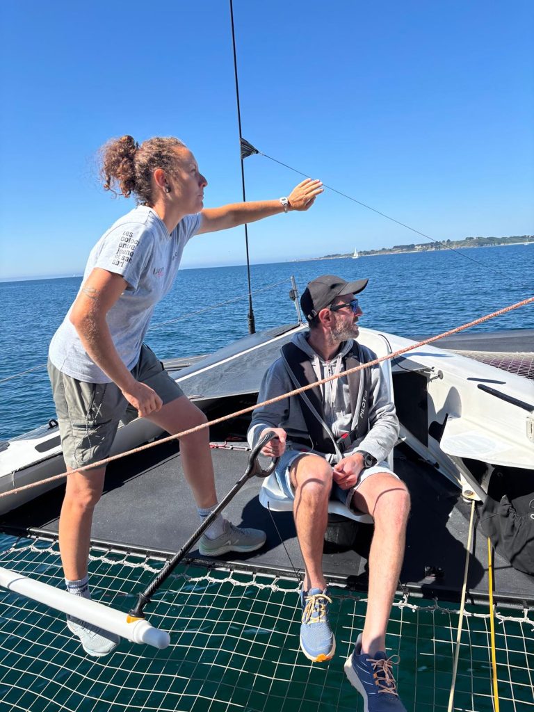 Manœuvre à bord du trimaran Lazare avec la Lazare Sailing Team et un participant lors d’une navigation à Locmiquélic